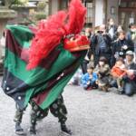 獅子神楽の「舞初祭」 笑み誘う天狗も 伊賀・敢國神社