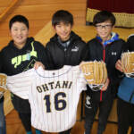 「大谷グローブ」で笑顔に 始業式で児童にお披露目 名張・つつじが丘小