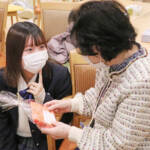 手作り巾着贈る 名張高生が介護施設へ