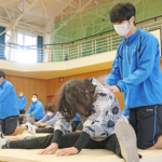 健康体操で地域交流 名張高生が動き方アドバイス