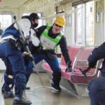 走行中の電車内に「刃物男」 傷害事件想定し訓練 近鉄名張駅で