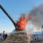 伝統のどんど焼き 能登地震の被災地復興や平和祈る 名張市美旗中村