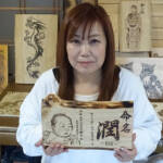 ペンで焦がし板に表現「誰かのために」 伊賀・枩森さん