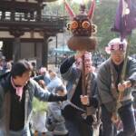 「エトー」勇壮に練り込み 4年ぶり餅まきも 伊賀・島ヶ原の修正会