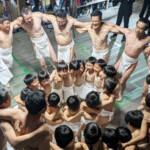 ふんどし姿で輪になり「わっしょい」 伊賀・陽夫多神社で裸々押し