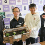 プランターとカレンダー寄贈 育てた花、市役所に 伊賀つばさ学園