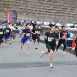 名張ひなち湖マラソン 700人がダム湖畔駆ける