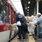 東大寺お水取りの「松明調進」 近鉄の臨時列車で運ぶ 名張から奈良へ