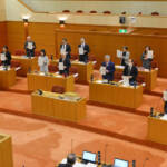 「好きになるなる条例」名張市議会で成立 ブランドロゴを手に採決