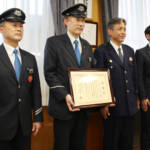 女児が一人で近鉄特急に 発見・保護した車掌に感謝状 名張署