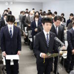 伊賀市役所で辞令交付式 新規採用59人 宣誓書に署名