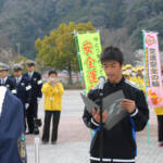 自転車利用「ヘルメットを」高校生呼び掛け 春の全国交通安全運動 名張で出動式