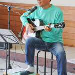 ギターで弾き語り 名張の丹羽さん ボランティアとして活躍