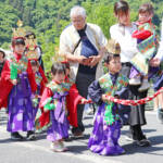 釈迦の誕生祝う「花まつり」 子どもたちが練り供養 名張市仏教会