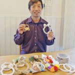 紙ひも使いリースやしめ縄 津市の小竹さん