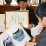 石彫で三重県文化功労賞 名張の谷本さんが市長に報告