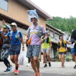 伊賀の社寺巡る「七福神ラン」50キロ 忍者衣装や被り物のランナーも