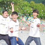 キャップで作るモザイクアート 提供募る「へっぽこラジオ体操」の3人 名張