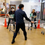 イオンに「刃物男」 伊賀市で対応訓練 さすまたやカートでけん制