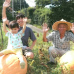 笑顔呼ぶジャンボカボチャ 宇陀市の萩原さんが再挑戦