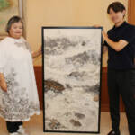 赤目滝水族館にオオサンショウウオの絵を寄贈 名張の画家・飯田さん