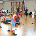 蔵持小で獅子神楽披露 児童5人が子ども天狗役 今年は女児も 名張