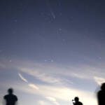 紫金山・アトラス彗星 伊賀の空に「長い尾」 青山高原にファン集う