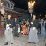 伝統のたいまつ行列 裃姿の住民の掛け声響く 名張秋祭りの宵宮