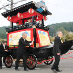 山間部を進む舟形だんじり 「伊賀の珍祭」種生神社秋祭り