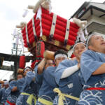 名張秋祭り、700人練り歩く 太鼓台や初の女性みこし威勢よく