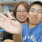 バッタが真っ黒!? 伊賀の辻さん発見 大喜びの長男