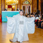 パリのランウェー堂々と 着物とドレスで 小学5年の藤森さん 名張