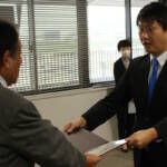 伊賀市長・市議選 稲森氏ら当選者に証書付与