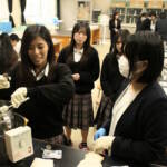 出前授業で保湿剤づくり 伊賀市の中外医薬生産 伊賀白鳳高で