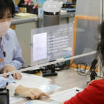 窓口のアクリル板に字幕表示 名張市役所に新システム登場 多言語翻訳も