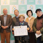 小学校の図書購入に13万円寄付 名張市美術作家協会