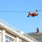 校舎屋上から屋上へロープで 特命救助チームが名張高で実践訓練