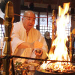 炎に願い込め 伊賀・常福寺で初祈祷護摩供