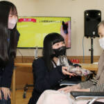 老人ホームの高齢者に巾着贈る 名張高生が心込め手作り