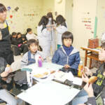 たい焼き店「こども食堂」に 小中高生集い笑顔あふれる 伊賀