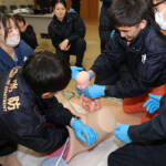 急な出産に備え救急隊員が研修 助産師が人形で指導 名張市消防