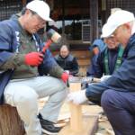東大寺へ送る伝統のたいまつ作り 100人で作業 名張・極楽寺で