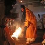 たいまつの火舞う結願法要 伊賀・観菩提寺正月堂の修正会