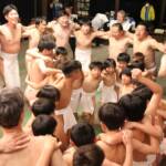 寒空にふんどし姿で「わっしょい」 伊賀・陽夫多神社「裸々押し」