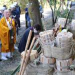 お水取りのたいまつ 寄進遺言した長者の塚で法要 伊賀一ノ井松明講