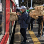 777回目の「松明調進」 今年も臨時列車で名張から東大寺へ