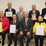 名張市の新1年生に交通安全・防犯グッズ 7団体が寄贈