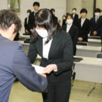 名張市で辞令交付式 新規採用49人