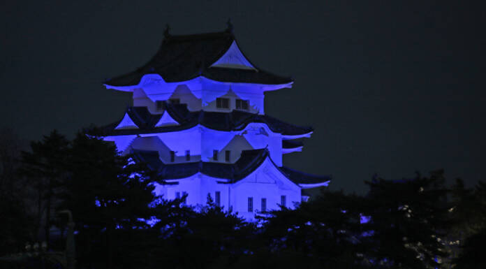 伊賀上野城がブルーに 2日から4日 「世界自閉症啓発デー」に合わせ