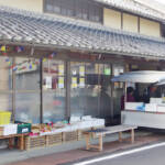 【昭和レトロ】地域に溶け込む行商 伊賀の民家前で半世紀